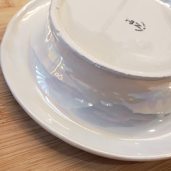 White ceramic ash tray with pearl glaze finish and gold accent, made in Italy - Picture 4 of 7